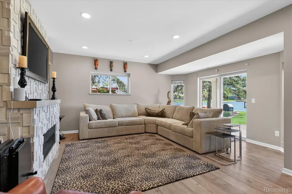 8955 Sandy Ridge Drive White Lake Charter Township MI 48386