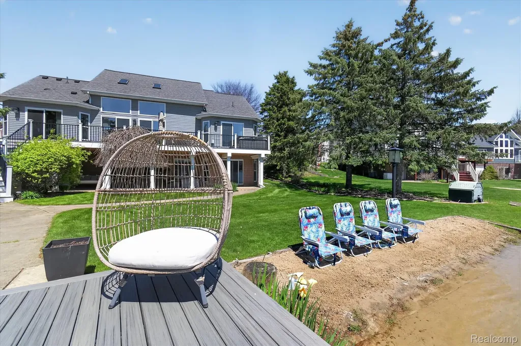 8955 Sandy Ridge Drive White Lake Charter Township MI 48386