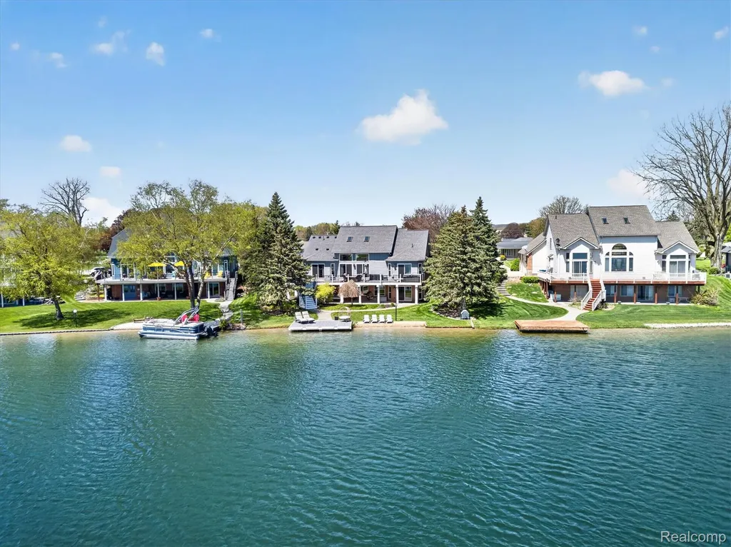 8955 Sandy Ridge Drive White Lake Charter Township MI 48386