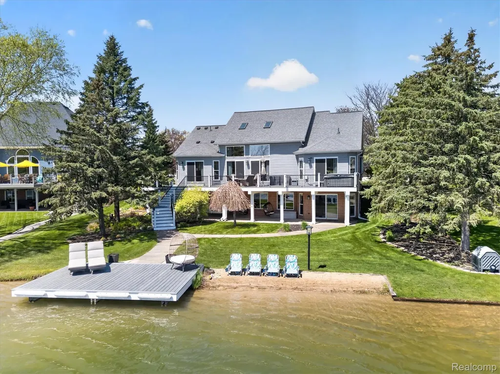 8955 Sandy Ridge Drive White Lake Charter Township MI 48386
