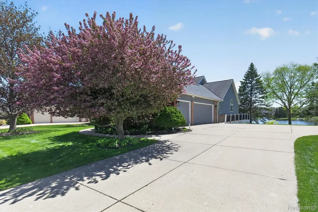 8955 Sandy Ridge Drive White Lake Charter Township MI 48386