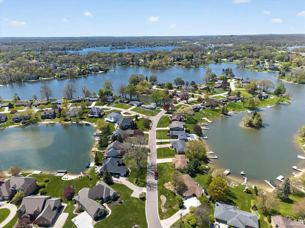 8955 Sandy Ridge Drive White Lake Charter Township MI 48386