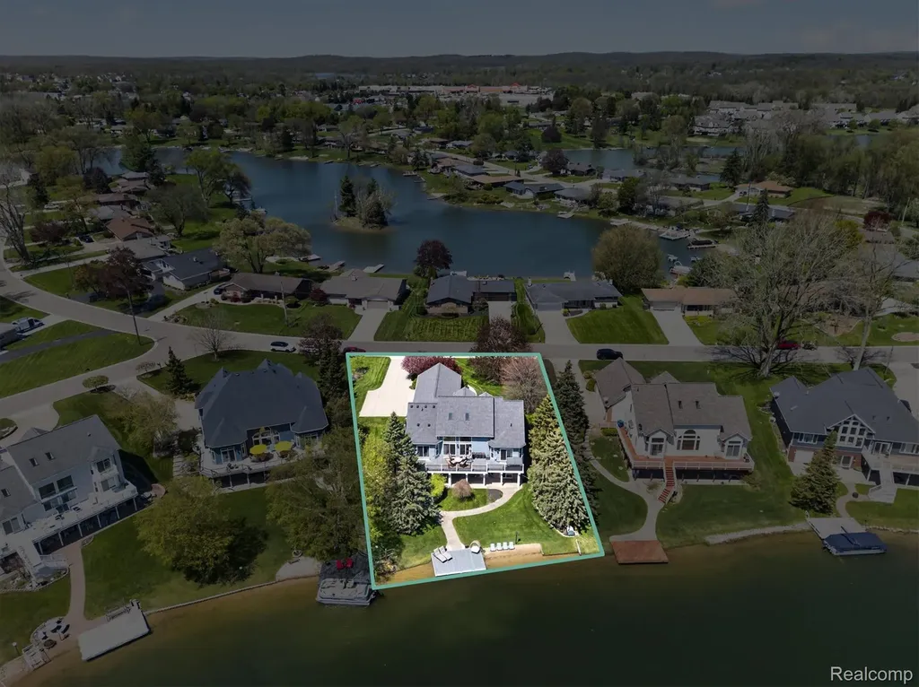 8955 Sandy Ridge Drive White Lake Charter Township MI 48386