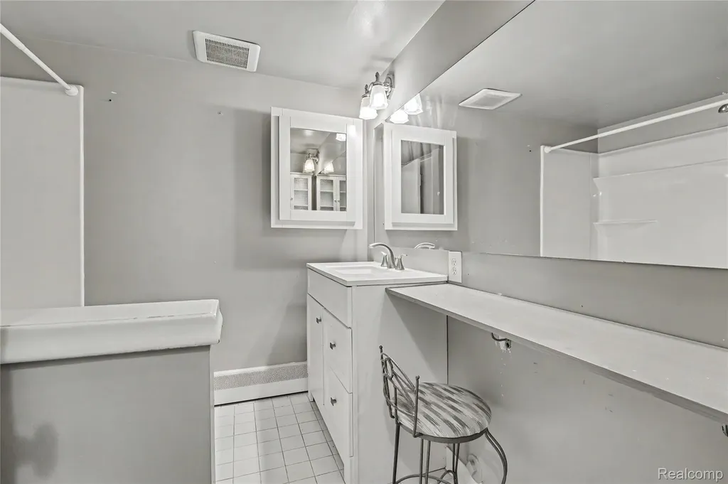 995 N Cass Lake Road Waterford Charter Township MI 48328