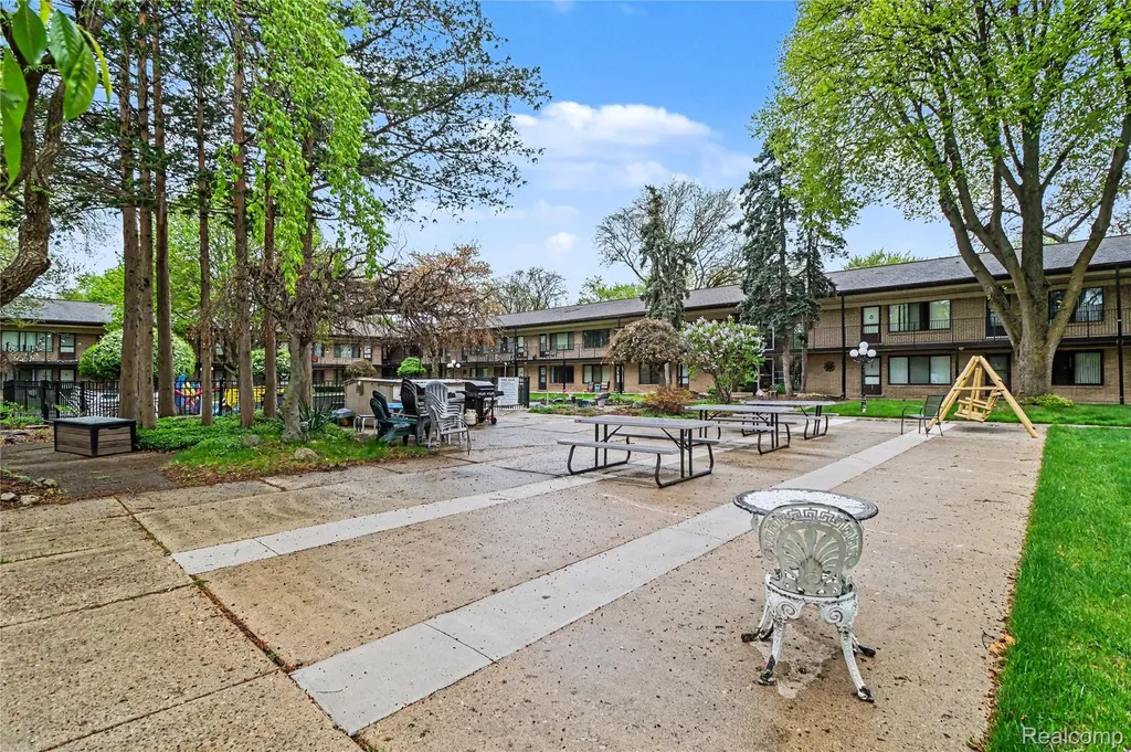 995 N Cass Lake Road Waterford Charter Township MI 48328
