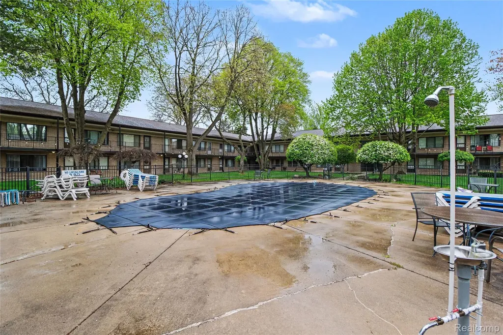 995 N Cass Lake Road Waterford Charter Township MI 48328