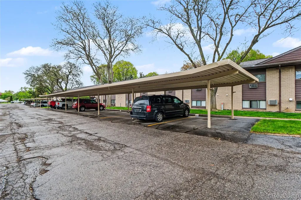 995 N Cass Lake Road Waterford Charter Township MI 48328