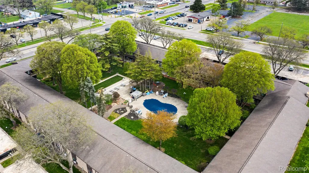 995 N Cass Lake Road Waterford Charter Township MI 48328