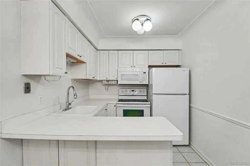 995 N Cass Lake Road Waterford Charter Township MI 48328