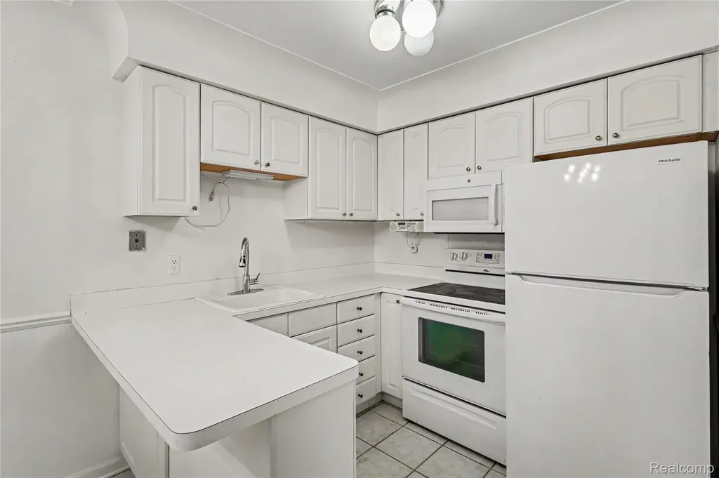 995 N Cass Lake Road Waterford Charter Township MI 48328
