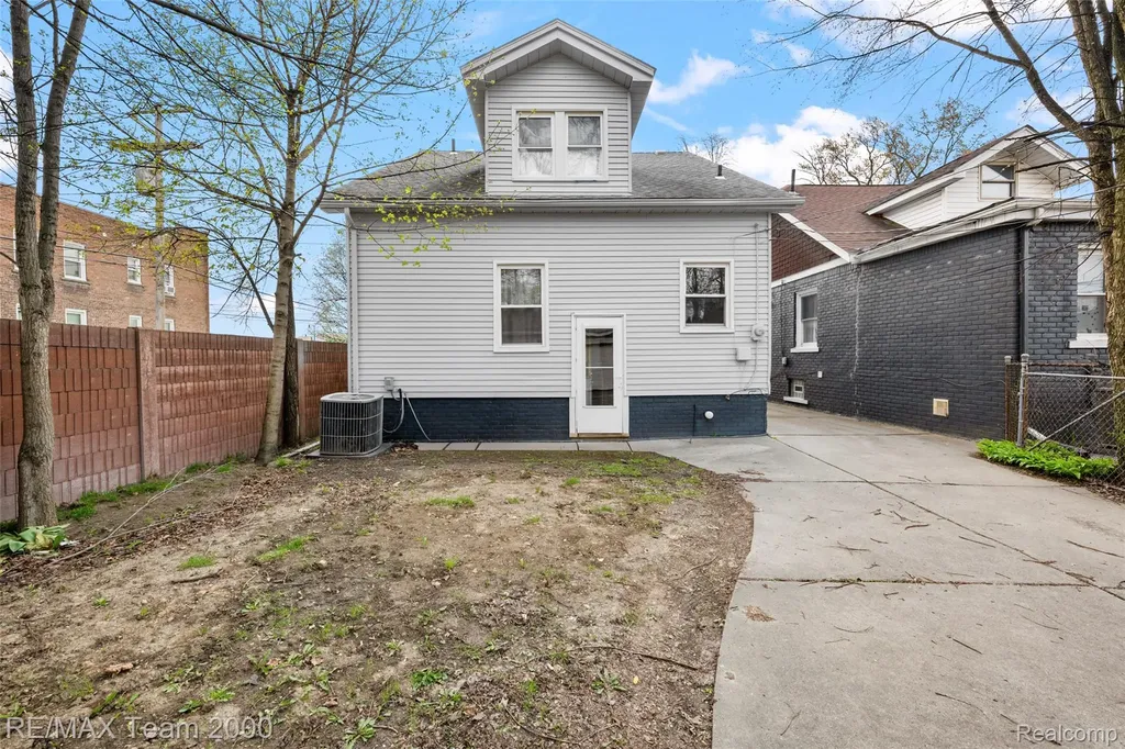 7121 Pinehurst Street Dearborn City MI 48126