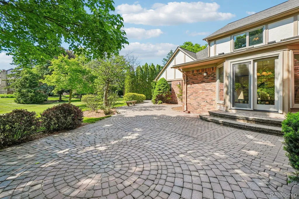 4523 Rivers Edge Drive Troy City MI 48098