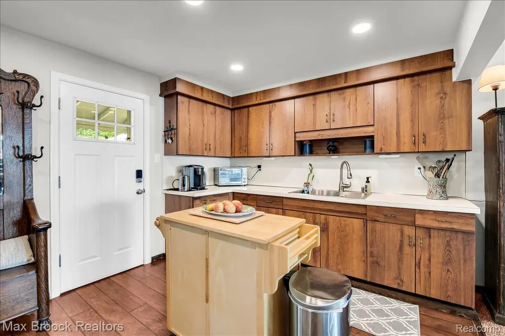 8860 Rushside Drive Hamburg Township MI 48169