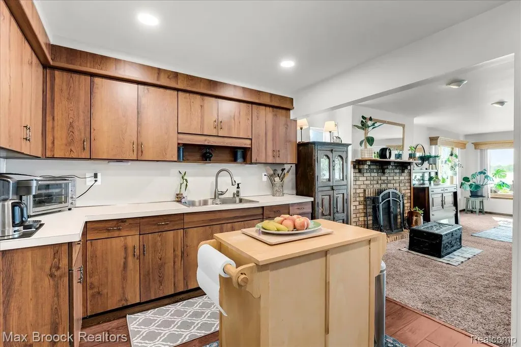 8860 Rushside Drive Hamburg Township MI 48169