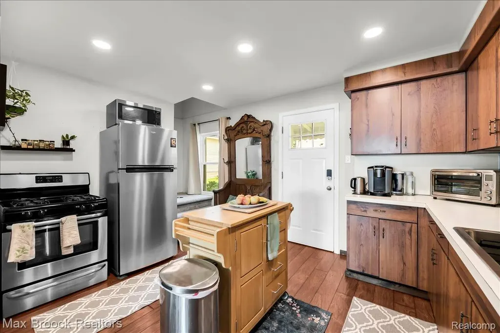 8860 Rushside Drive Hamburg Township MI 48169