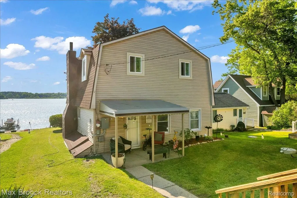 8860 Rushside Drive Hamburg Township MI 48169