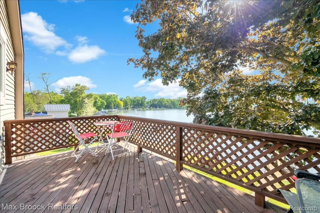 8860 Rushside Drive Hamburg Township MI 48169