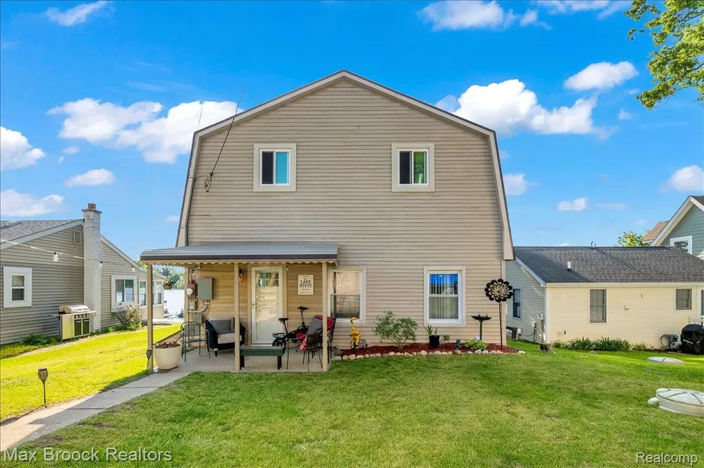 8860 Rushside Drive Hamburg Township MI 48169