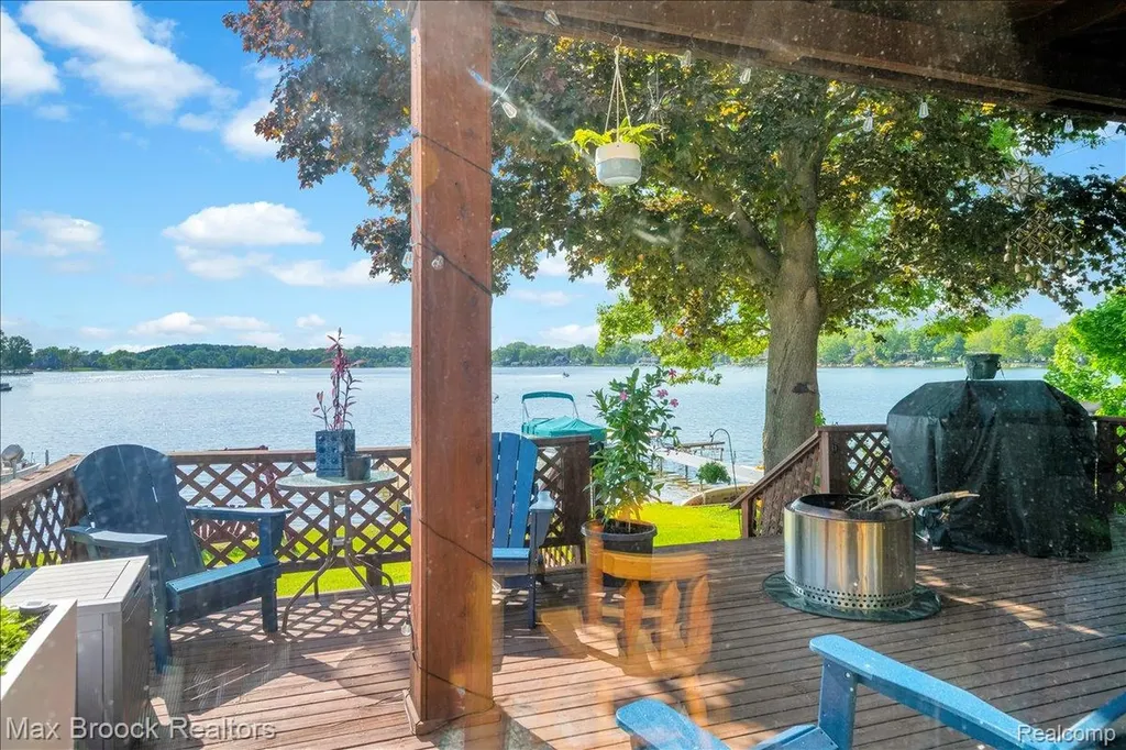 8860 Rushside Drive Hamburg Township MI 48169
