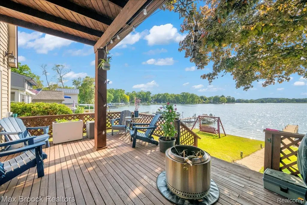 8860 Rushside Drive Hamburg Township MI 48169
