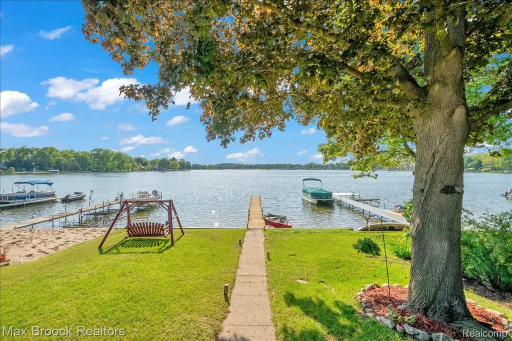 8860 Rushside Drive Hamburg Township MI 48169