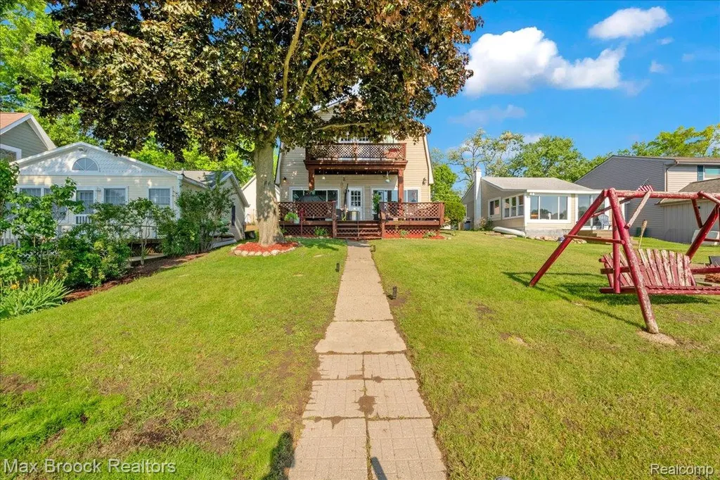 8860 Rushside Drive Hamburg Township MI 48169