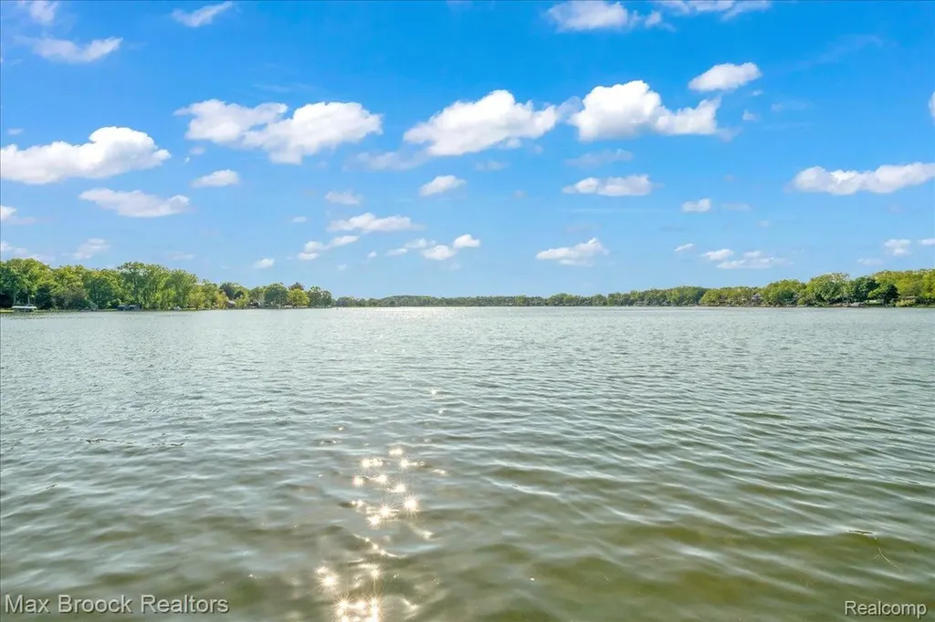 8860 Rushside Drive Hamburg Township MI 48169