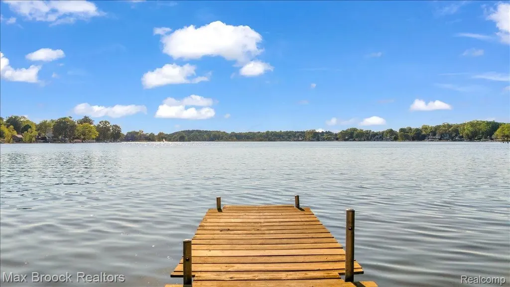 8860 Rushside Drive Hamburg Township MI 48169