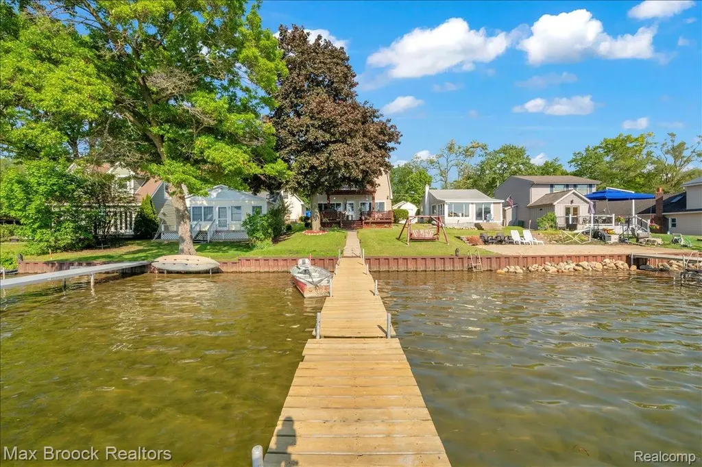 8860 Rushside Drive Hamburg Township MI 48169