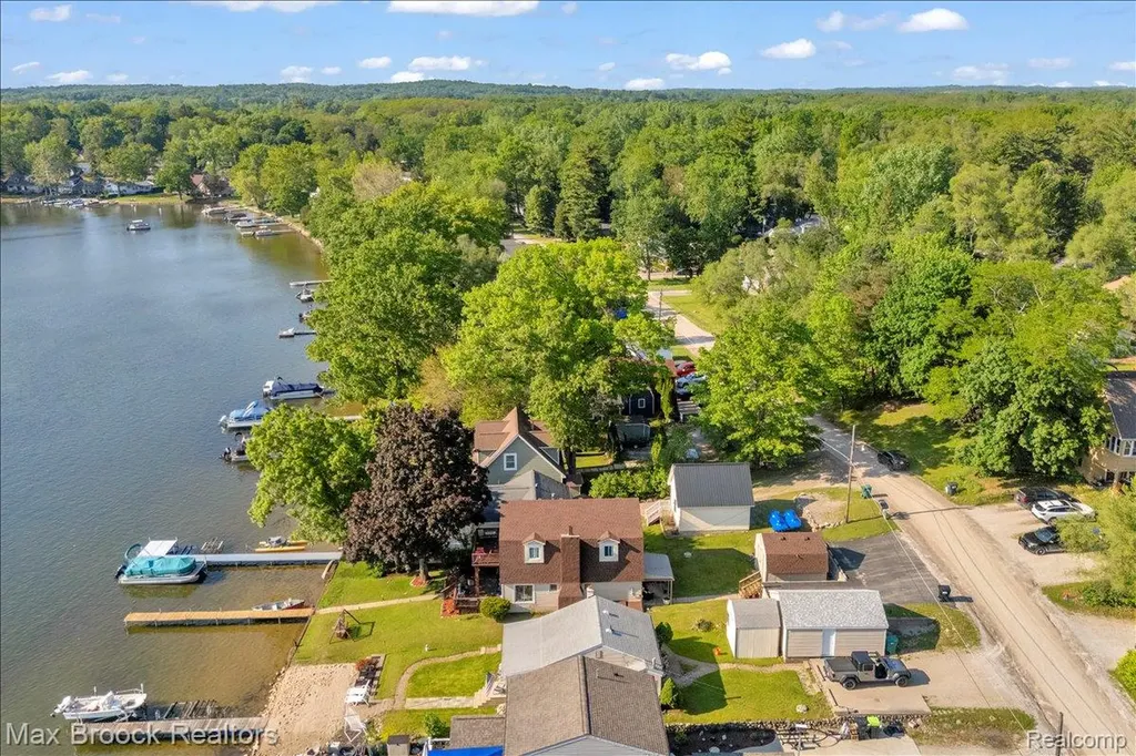 8860 Rushside Drive Hamburg Township MI 48169