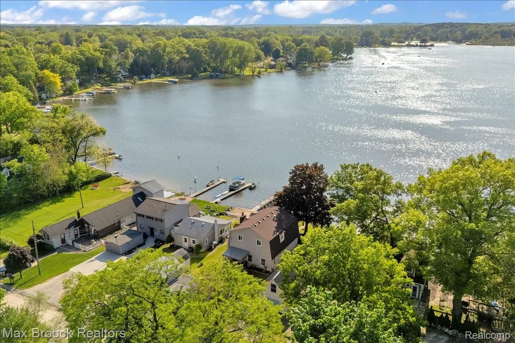 8860 Rushside Drive Hamburg Township MI 48169