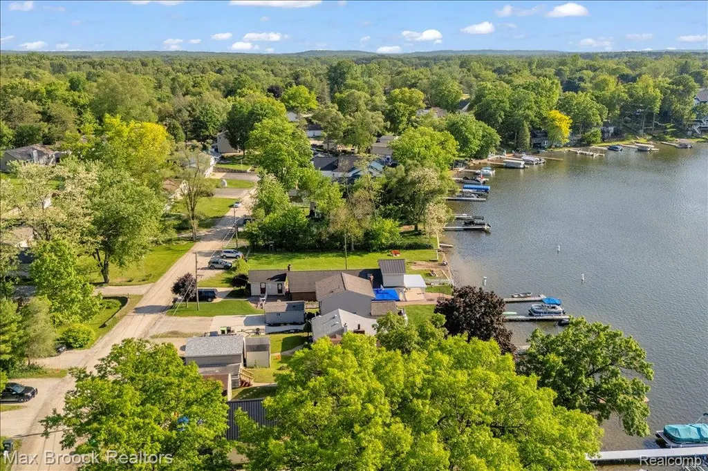 8860 Rushside Drive Hamburg Township MI 48169