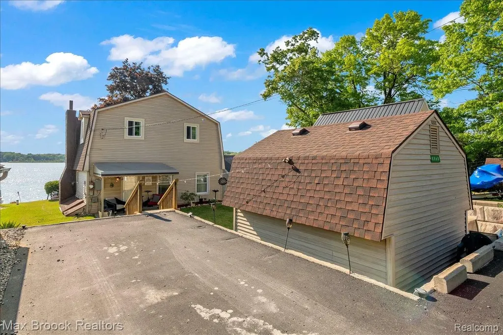 8860 Rushside Drive Hamburg Township MI 48169