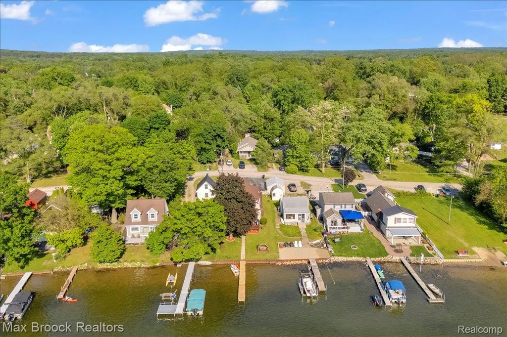 8860 Rushside Drive Hamburg Township MI 48169