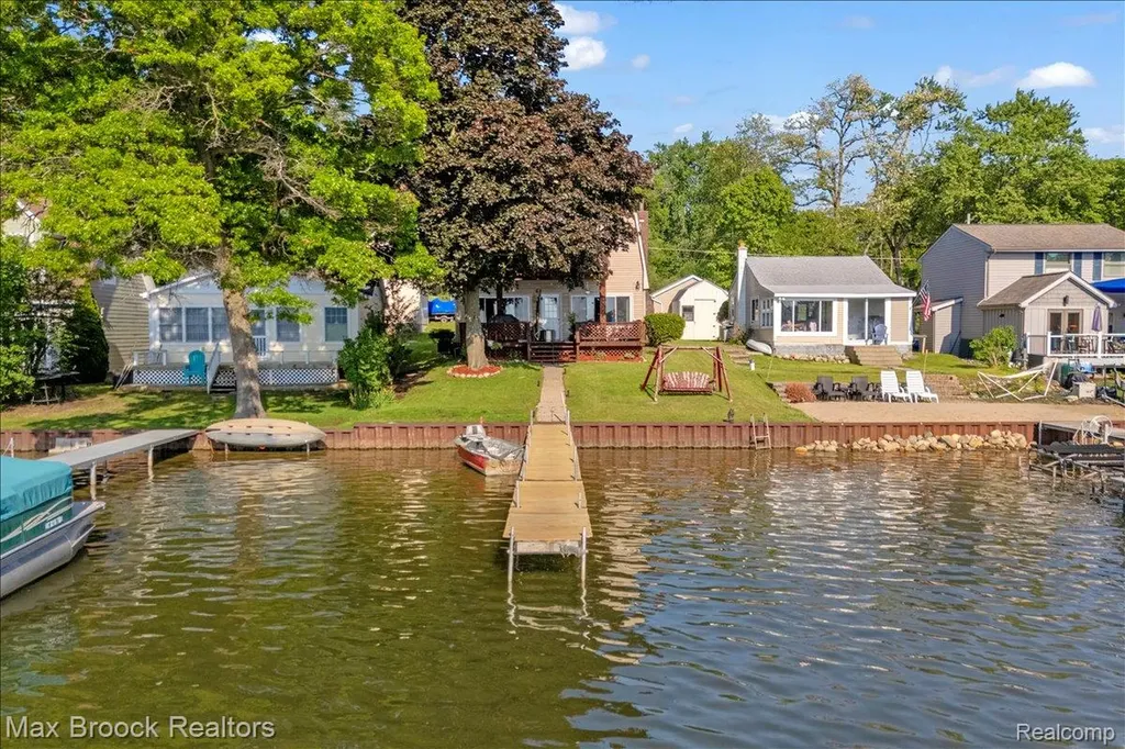 8860 Rushside Drive Hamburg Township MI 48169
