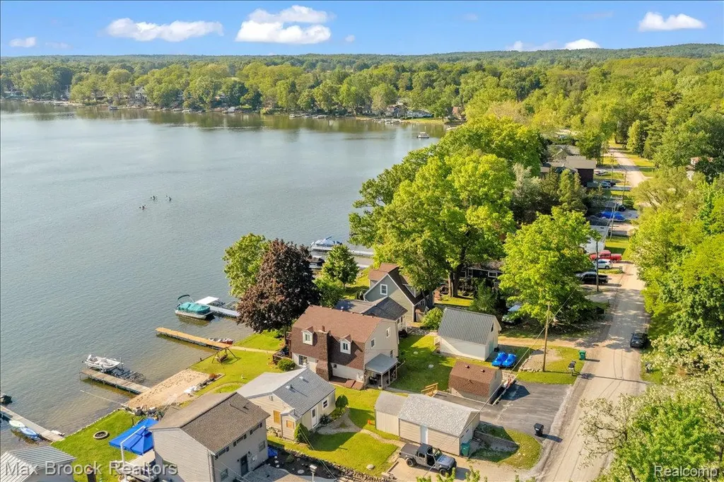 8860 Rushside Drive Hamburg Township MI 48169
