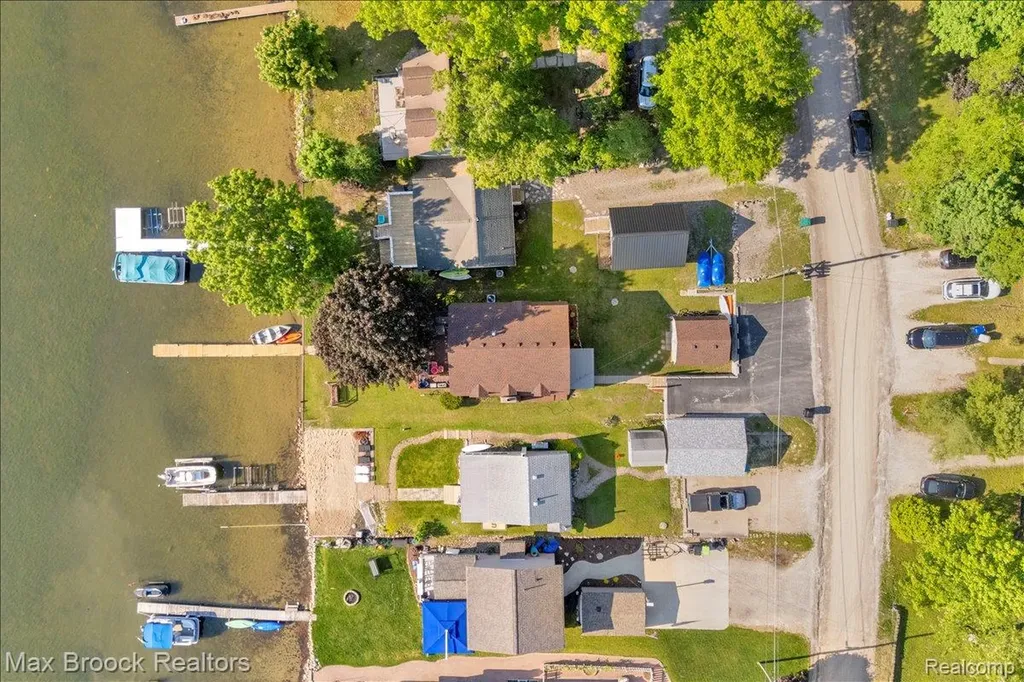 8860 Rushside Drive Hamburg Township MI 48169