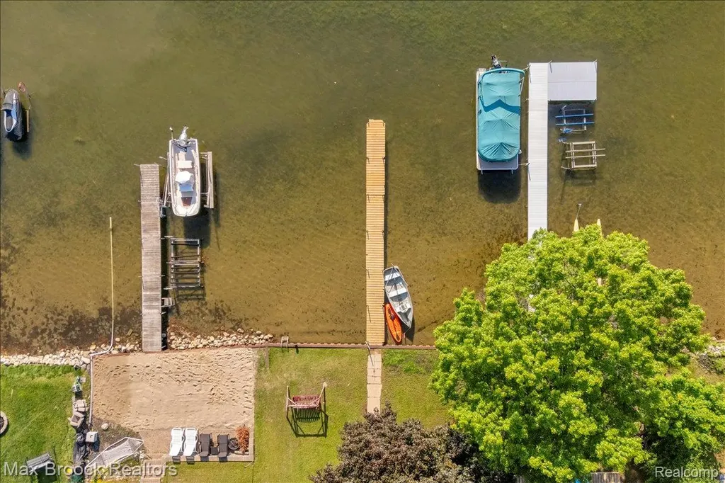 8860 Rushside Drive Hamburg Township MI 48169