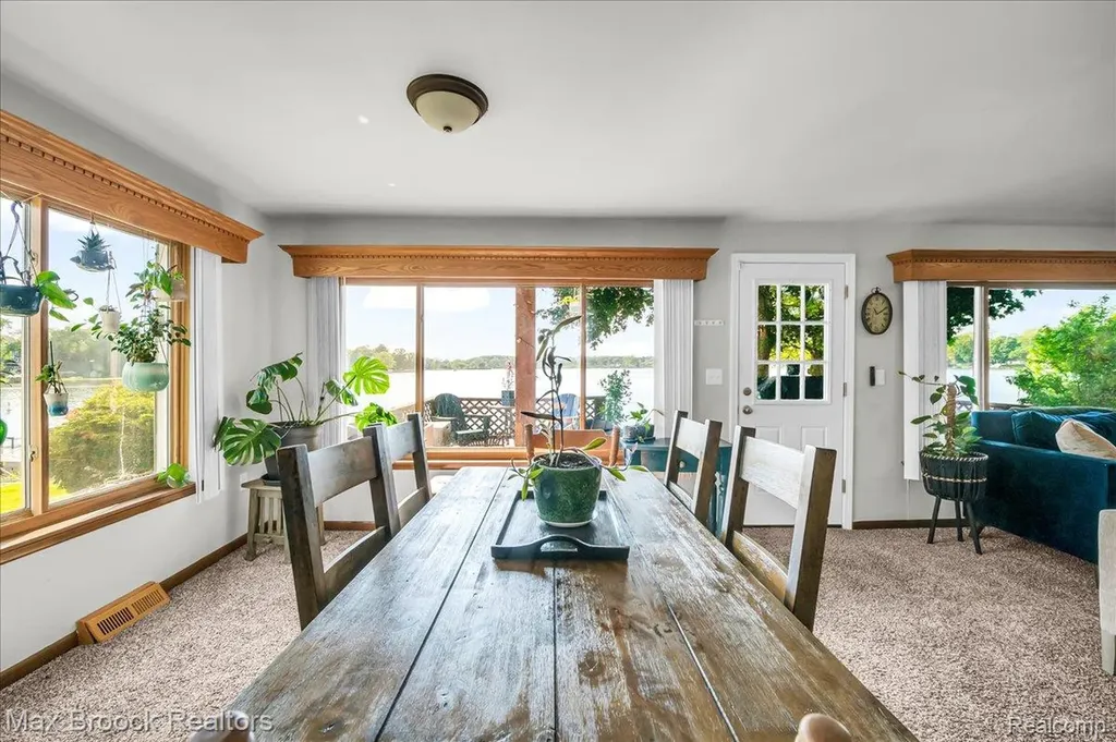 8860 Rushside Drive Hamburg Township MI 48169