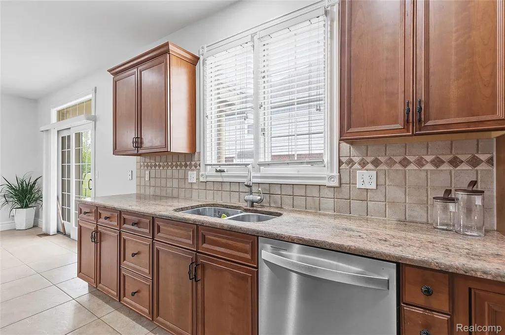 49783 Golden Park Drive Shelby Charter Township MI 48315