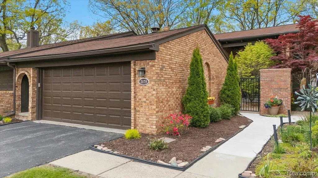 2175 Bordeaux Street West Bloomfield Charter Township MI 48323