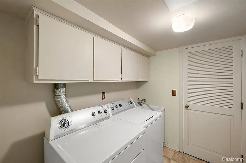 2175 Bordeaux Street West Bloomfield Charter Township MI 48323
