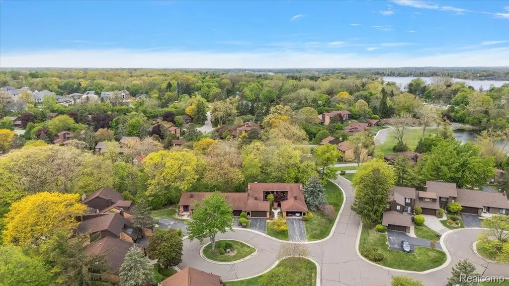 2175 Bordeaux Street West Bloomfield Charter Township MI 48323
