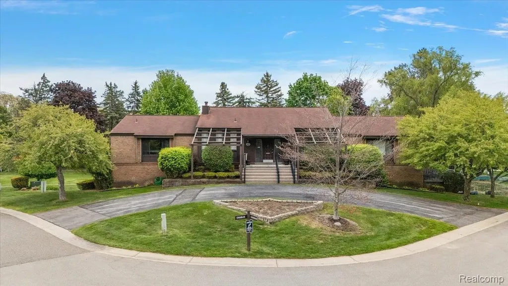 2175 Bordeaux Street West Bloomfield Charter Township MI 48323
