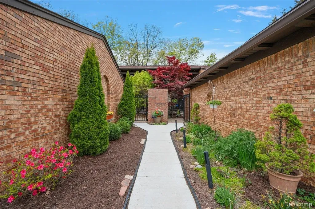 2175 Bordeaux Street West Bloomfield Charter Township MI 48323