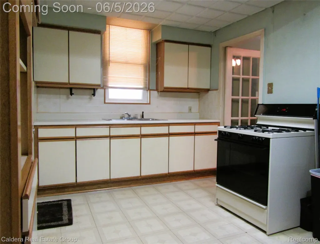 15556 Veronica Avenue Eastpointe City MI 48021