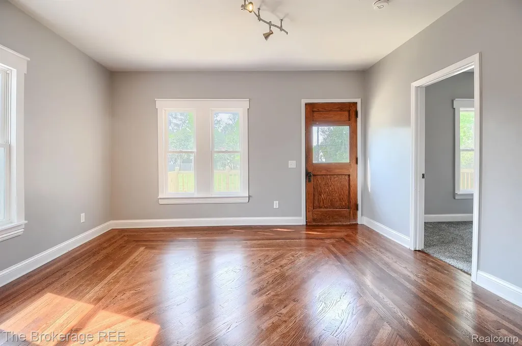 11 1st Street Oxford Village MI 48371