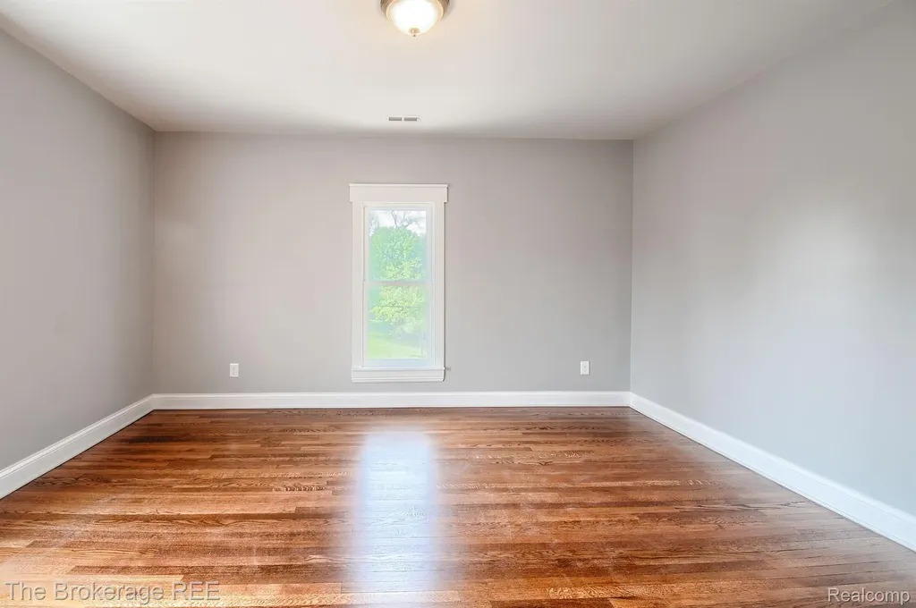 11 1st Street Oxford Village MI 48371