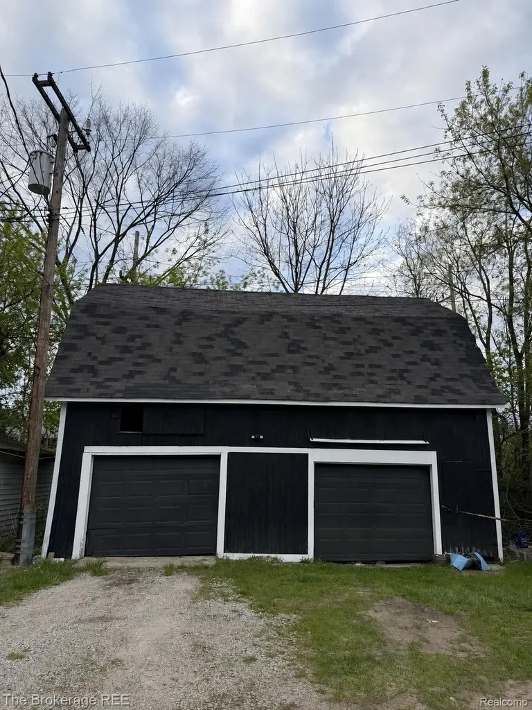 11 1st Street Oxford Village MI 48371