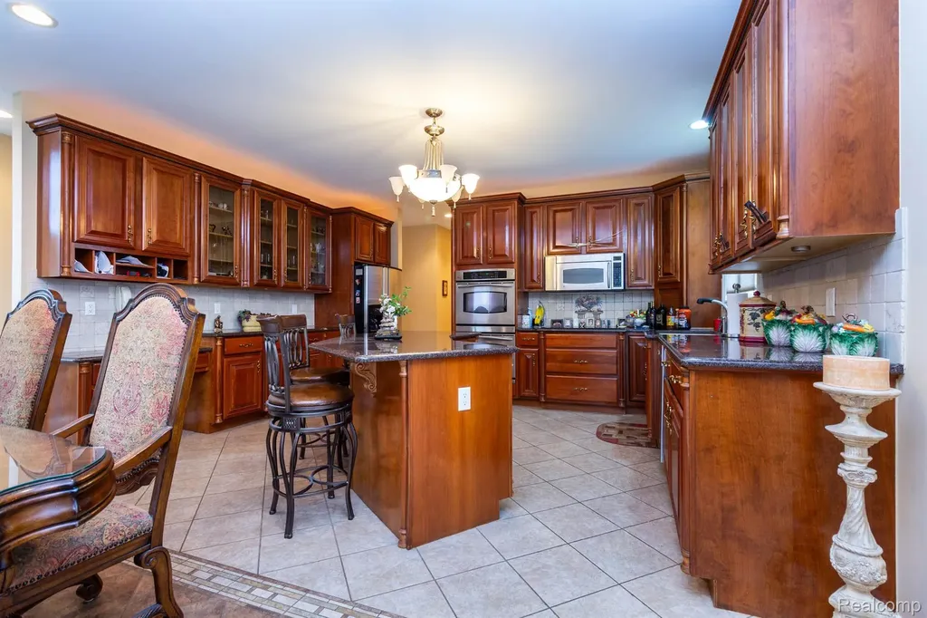 49759 Lakebridge Drive Shelby Charter Township MI 48315